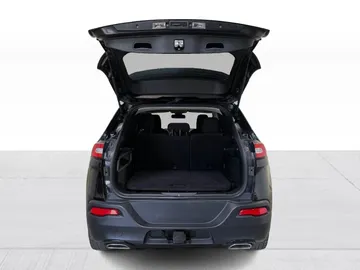 2018 Jeep Cherokee - image 12