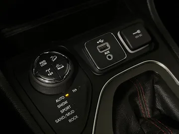 2019 Jeep Cherokee - image 28
