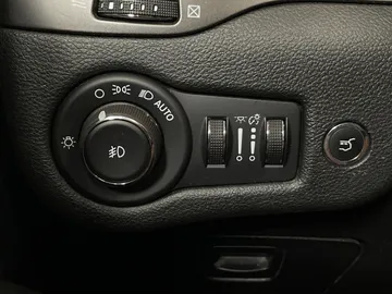 2019 Jeep Cherokee - image 16