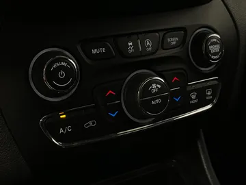 2019 Jeep Cherokee - image 27