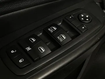 2019 Jeep Cherokee - image 23
