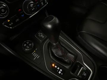 2019 Jeep Cherokee - image 30