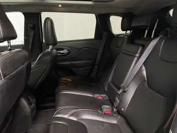 2019 Jeep Cherokee - image 14