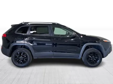 2017 Jeep Cherokee - image 2