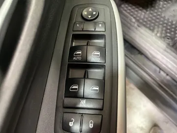 2017 Jeep Cherokee - image 22