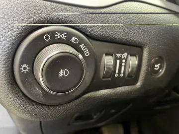 2017 Jeep Cherokee - image 30