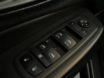 2022 Jeep Cherokee - image 29