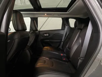 2022 Jeep Cherokee - image 16