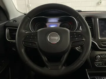 2022 Jeep Cherokee - image 19