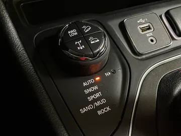 2022 Jeep Cherokee - image 28