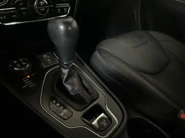 2020 Jeep Cherokee - image 32