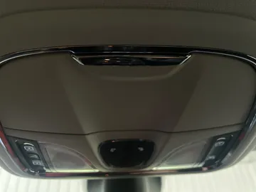 2020 Jeep Cherokee - image 16