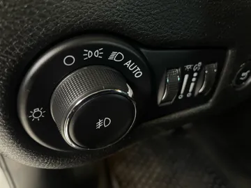 2020 Jeep Cherokee - image 19