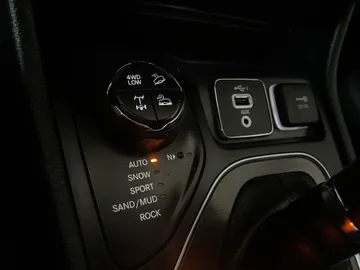 2020 Jeep Cherokee - image 28