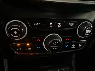 2020 Jeep Cherokee - image 26