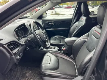2020 Jeep Cherokee - image 8