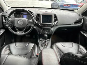 2020 Jeep Cherokee - image 9