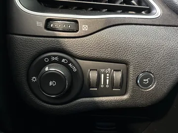2019 Jeep Cherokee - image 31