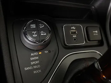 2019 Jeep Cherokee - image 23