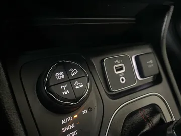 2021 Jeep Cherokee - image 26