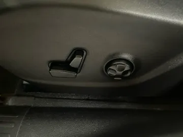 2021 Jeep Cherokee - image 18