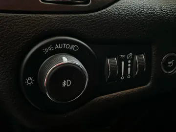 2022 Jeep Cherokee - image 19