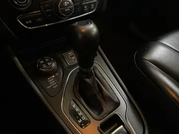 2022 Jeep Cherokee - image 32