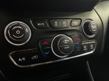 2022 Jeep Cherokee - image 25