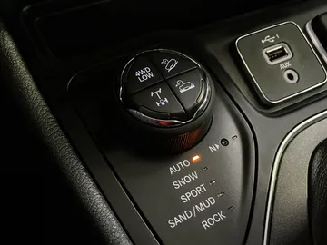 2022 Jeep Cherokee - image 27
