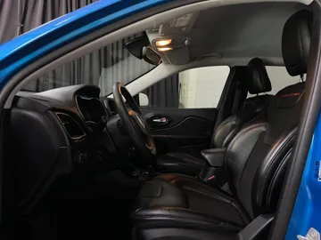 2022 Jeep Cherokee - image 3