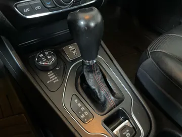 2021 Jeep Cherokee - image 32