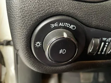 2021 Jeep Cherokee - image 19