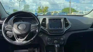 2021 Jeep Cherokee - image 9