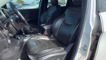 2021 Jeep Cherokee - image 8