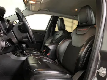 2020 Jeep Cherokee - image 3