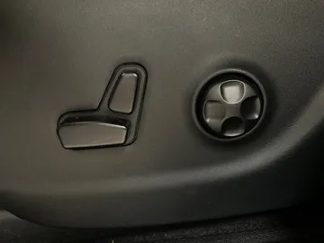 2020 Jeep Cherokee - image 18