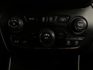 2020 Jeep Cherokee - image 20