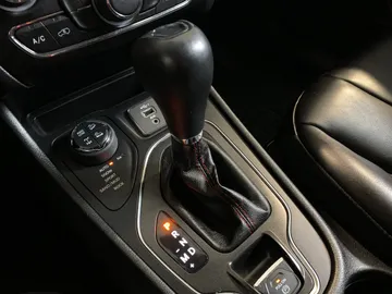 2020 Jeep Cherokee - image 25