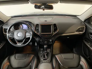 2020 Jeep Cherokee - image 4