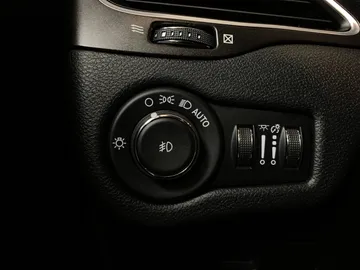 2020 Jeep Cherokee - image 17