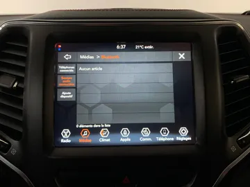 2020 Jeep Cherokee - image 23