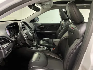 2021 Jeep Cherokee - image 3