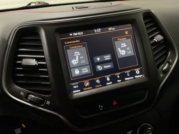 2021 Jeep Cherokee - image 25