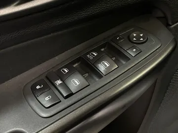 2021 Jeep Cherokee - image 24