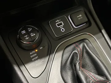 2021 Jeep Cherokee - image 28