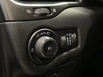 2021 Jeep Cherokee - image 31