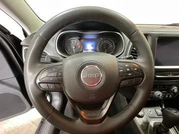 2022 Jeep Cherokee - image 23