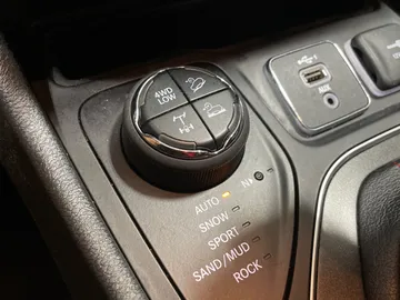 2022 Jeep Cherokee - image 28