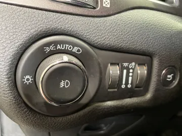 2022 Jeep Cherokee - image 31
