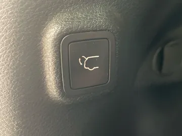 2022 Jeep Cherokee - image 32